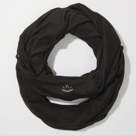 NWT Beyond Yoga Infinity Hidden Pocket Scarf Black - Picture 1 of 4